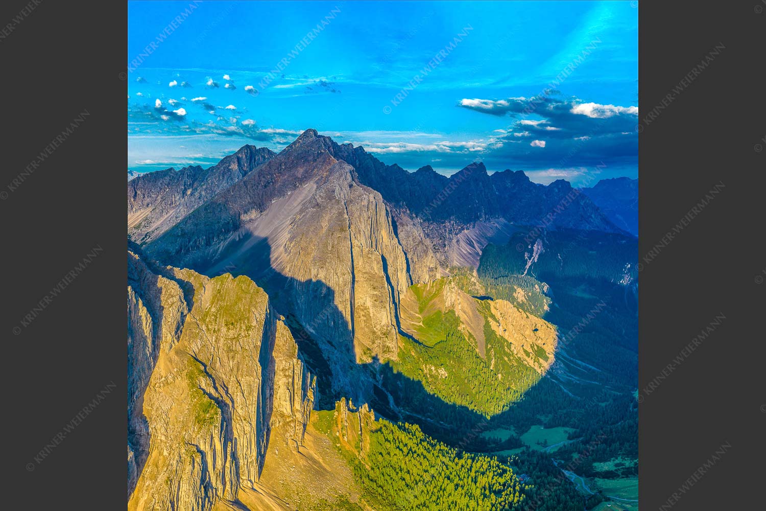 Speckkar und Lafatscher am Halleranger bei erstem Licht nach Gewitter - Karwendel Dome 1:1  -- Lafatscher im Karwendel - mehr Infos bei www.Kriner-Weiermann.de