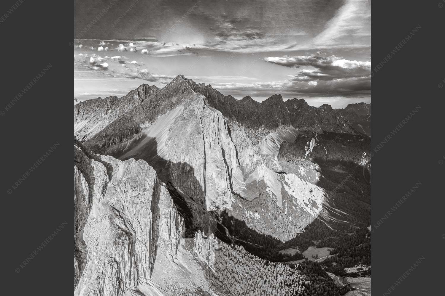 Speckkar und Lafatscher am Halleranger bei erstem Licht nach Gewitter - Karwendel Dome 1:1 sw -- Lafatscher im Karwendel - mehr Infos bei www.Kriner-Weiermann.de