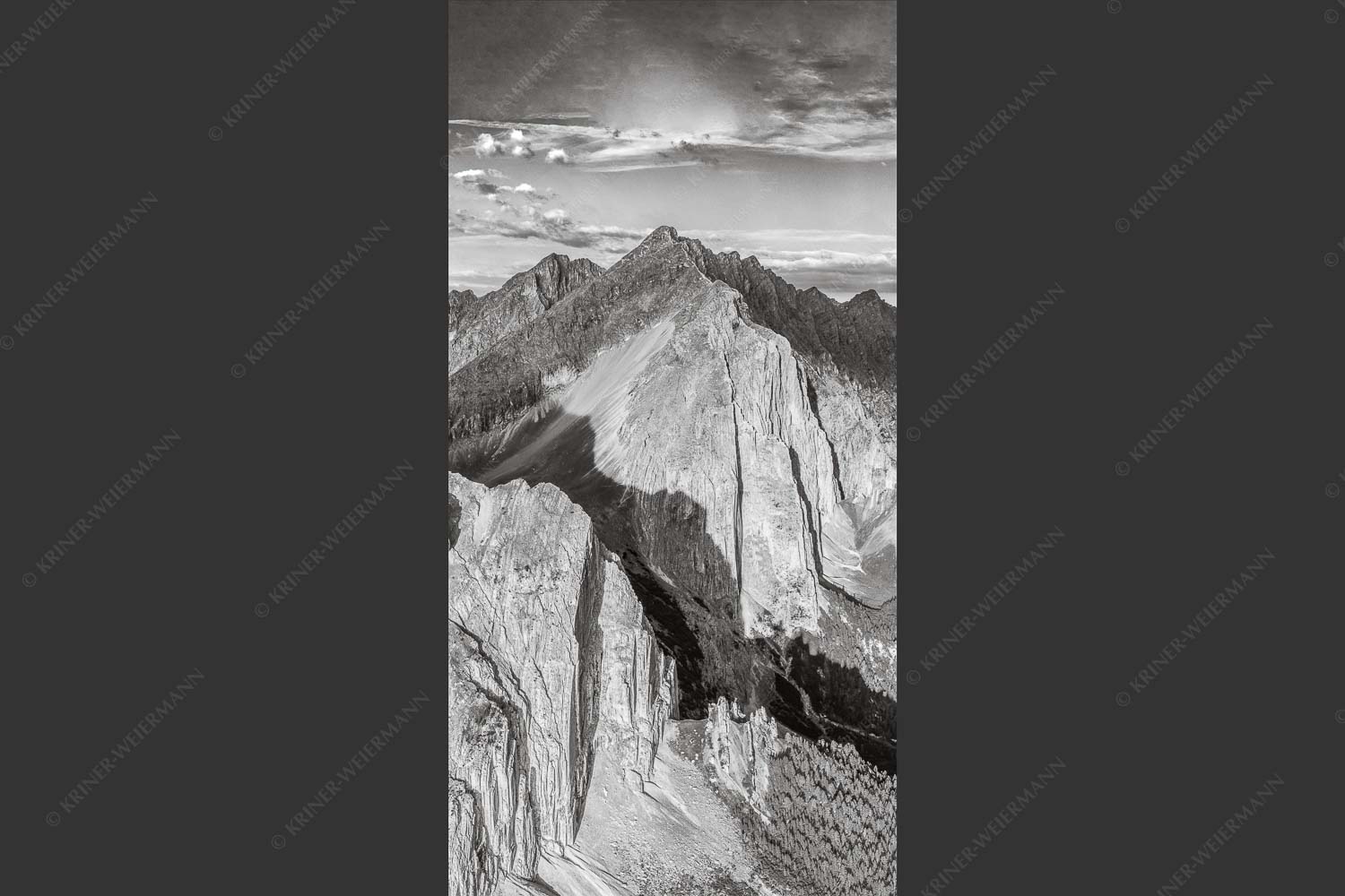 Speckkar und Lafatscher am Halleranger bei erstem Licht nach Gewitter - Karwendel Dome 1:2 sw -- Lafatscher im Karwendel - mehr Infos bei www.Kriner-Weiermann.de