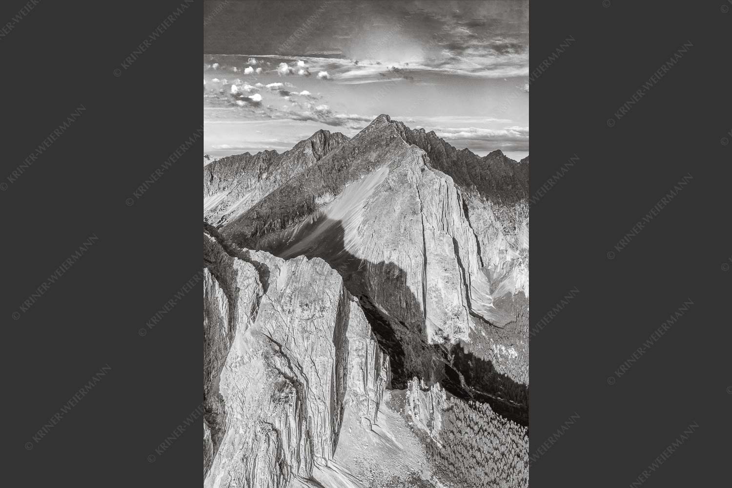 Speckkar und Lafatscher am Halleranger bei erstem Licht nach Gewitter - Karwendel Dome 2:3 sw -- Lafatscher im Karwendel - mehr Infos bei www.Kriner-Weiermann.de