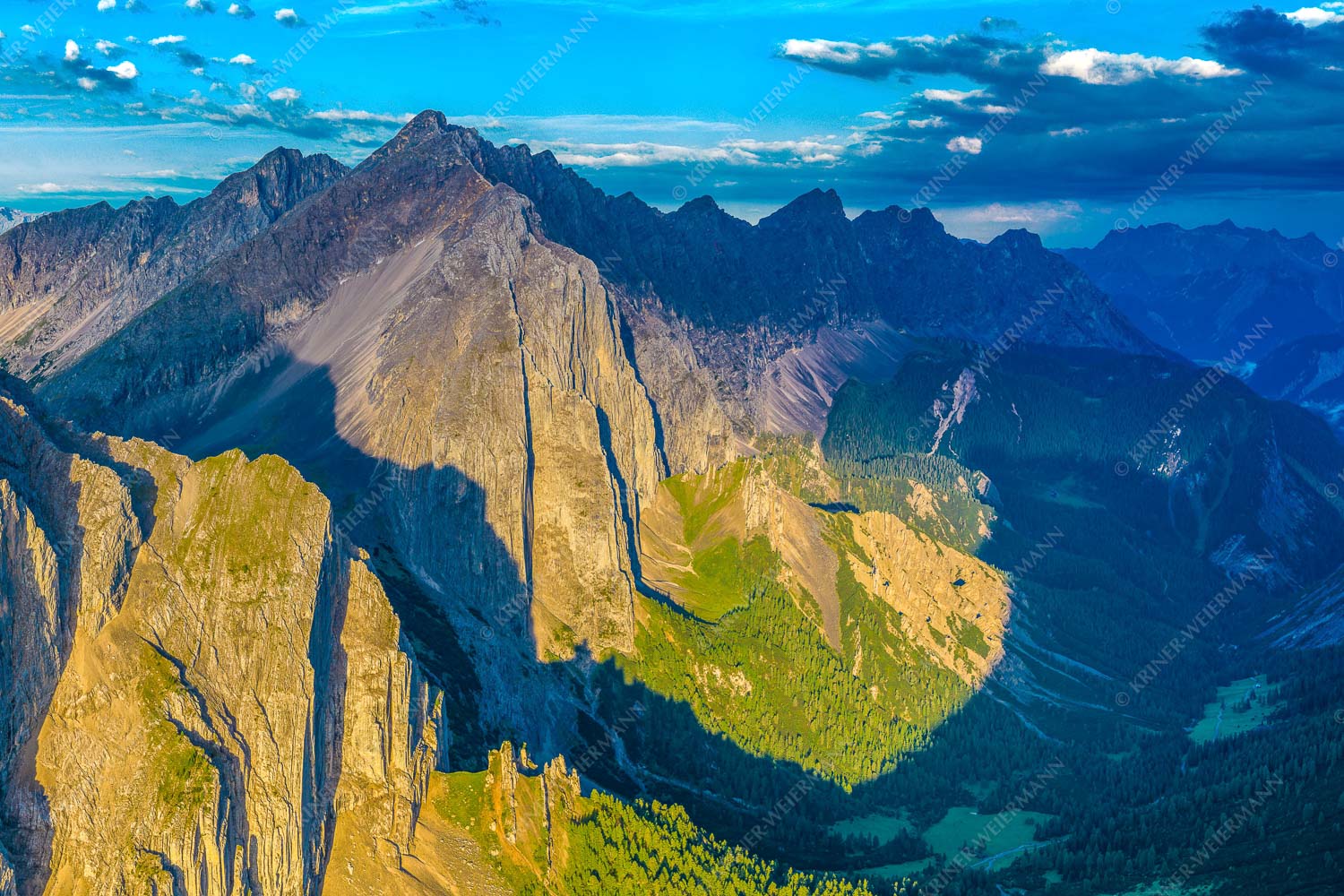 Speckkar und Lafatscher am Halleranger bei erstem Licht nach Gewitter - Karwendel Dome 3:2  -- Lafatscher im Karwendel - mehr Infos bei www.Kriner-Weiermann.de