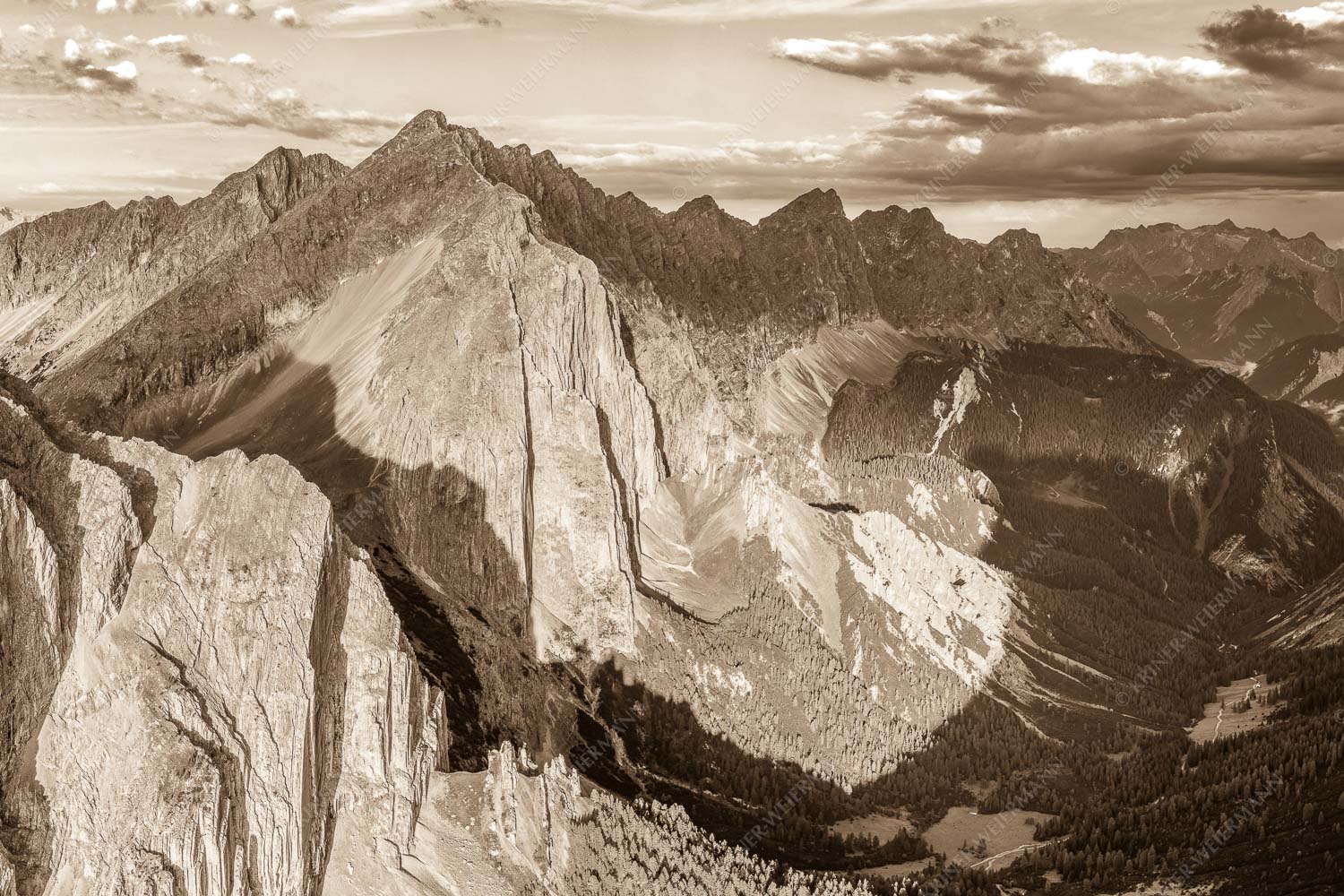 Speckkar und Lafatscher am Halleranger bei erstem Licht nach Gewitter - Karwendel Dome 3:2 sepia -- Lafatscher im Karwendel - mehr Infos bei www.Kriner-Weiermann.de
