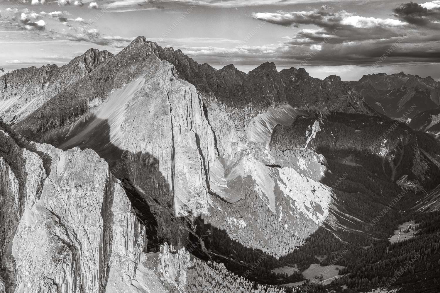 Speckkar und Lafatscher am Halleranger bei erstem Licht nach Gewitter - Karwendel Dome 3:2 sw -- Lafatscher im Karwendel - mehr Infos bei www.Kriner-Weiermann.de