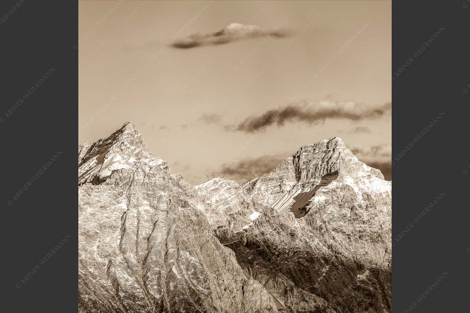 Kaltwasserkar-, und Birkkarspitze im Karwendel angezuckert Anfang August - Karwendelgrößen 1:1 sepia -- Kaltwasserkarspitze und Birkkarspitze - mehr Infos bei www.Kriner-Weiermann.de