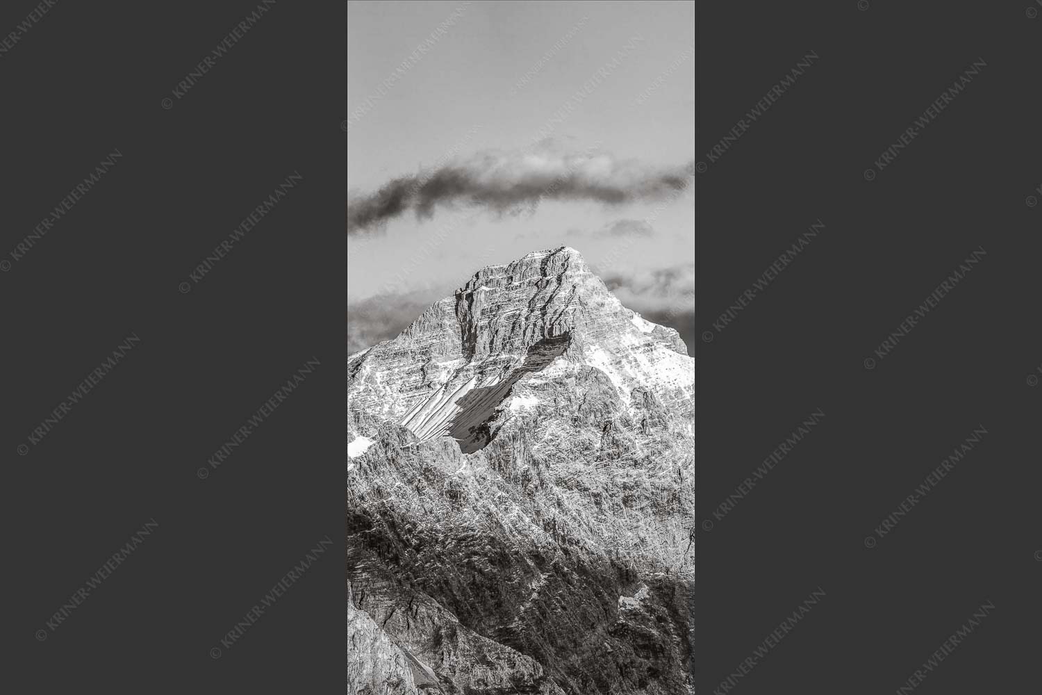 Kaltwasserkar-, und Birkkarspitze im Karwendel angezuckert Anfang August - Karwendelgrößen 1:2 sw -- Kaltwasserkarspitze und Birkkarspitze - mehr Infos bei www.Kriner-Weiermann.de