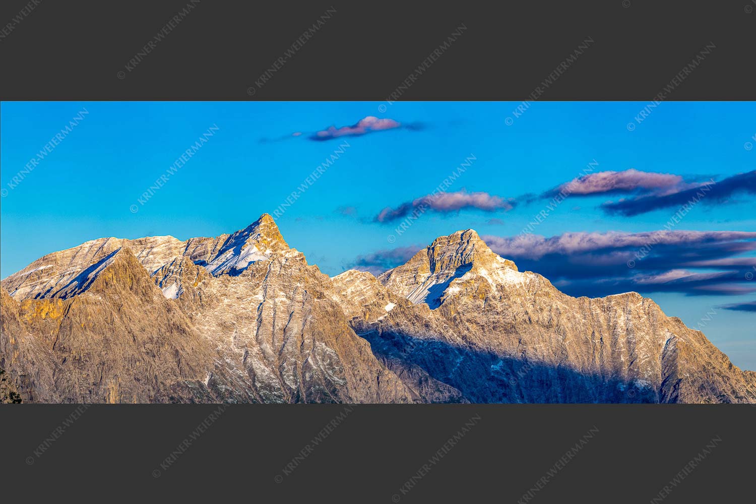 Kaltwasserkar-, und Birkkarspitze im Karwendel angezuckert Anfang August - Karwendelgrößen 2,5:1  -- Kaltwasserkarspitze und Birkkarspitze - mehr Infos bei www.Kriner-Weiermann.de