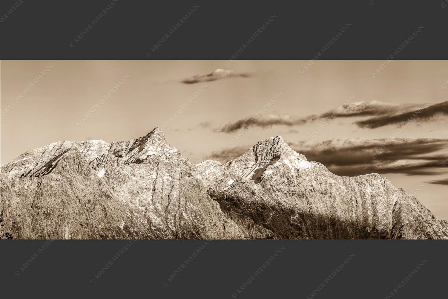 Kaltwasserkar-, und Birkkarspitze im Karwendel angezuckert Anfang August - Karwendelgrößen 2,5:1 sepia -- Kaltwasserkarspitze und Birkkarspitze - mehr Infos bei www.Kriner-Weiermann.de
