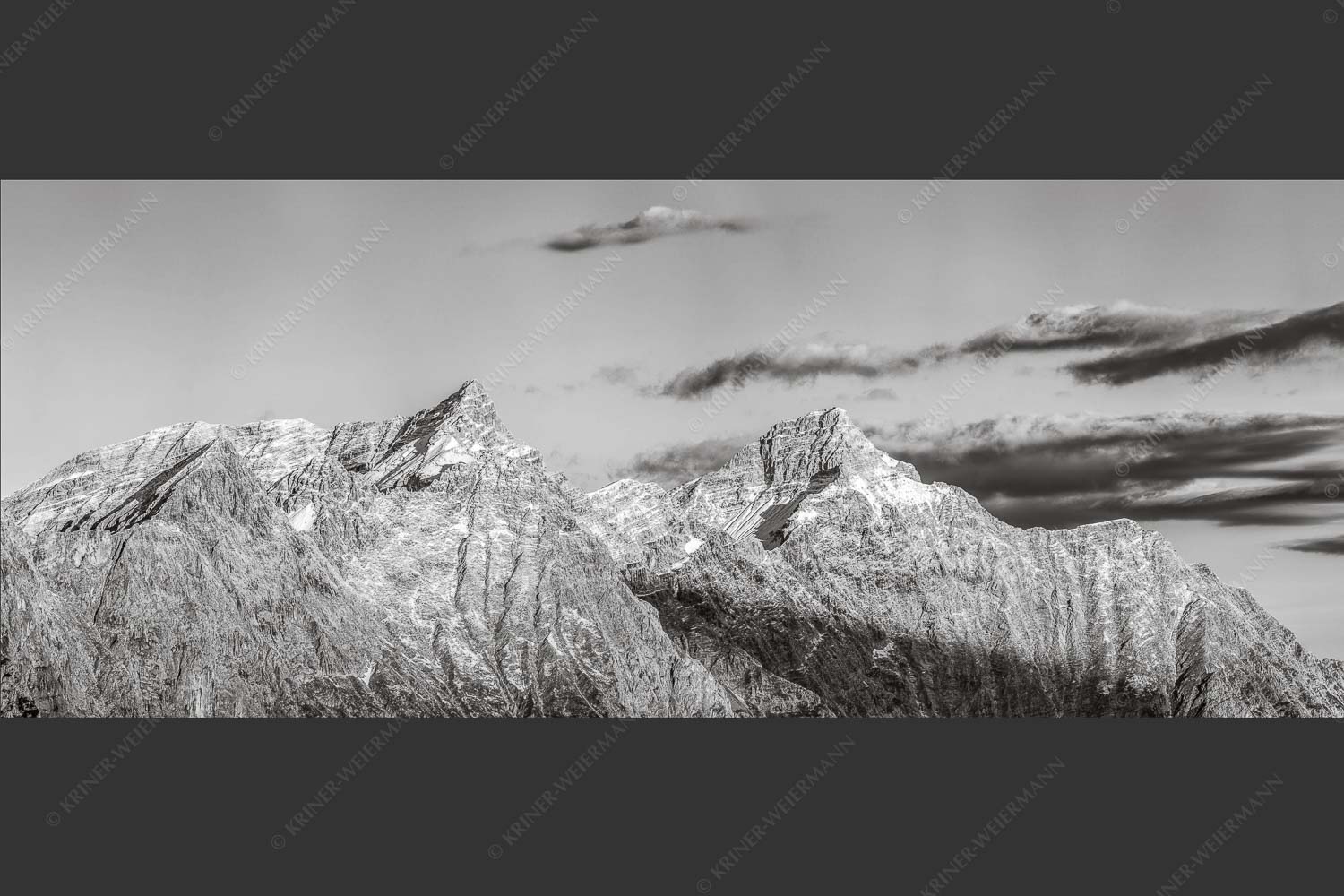 Kaltwasserkar-, und Birkkarspitze im Karwendel angezuckert Anfang August - Karwendelgrößen 2,5:1 sw -- Kaltwasserkarspitze und Birkkarspitze - mehr Infos bei www.Kriner-Weiermann.de