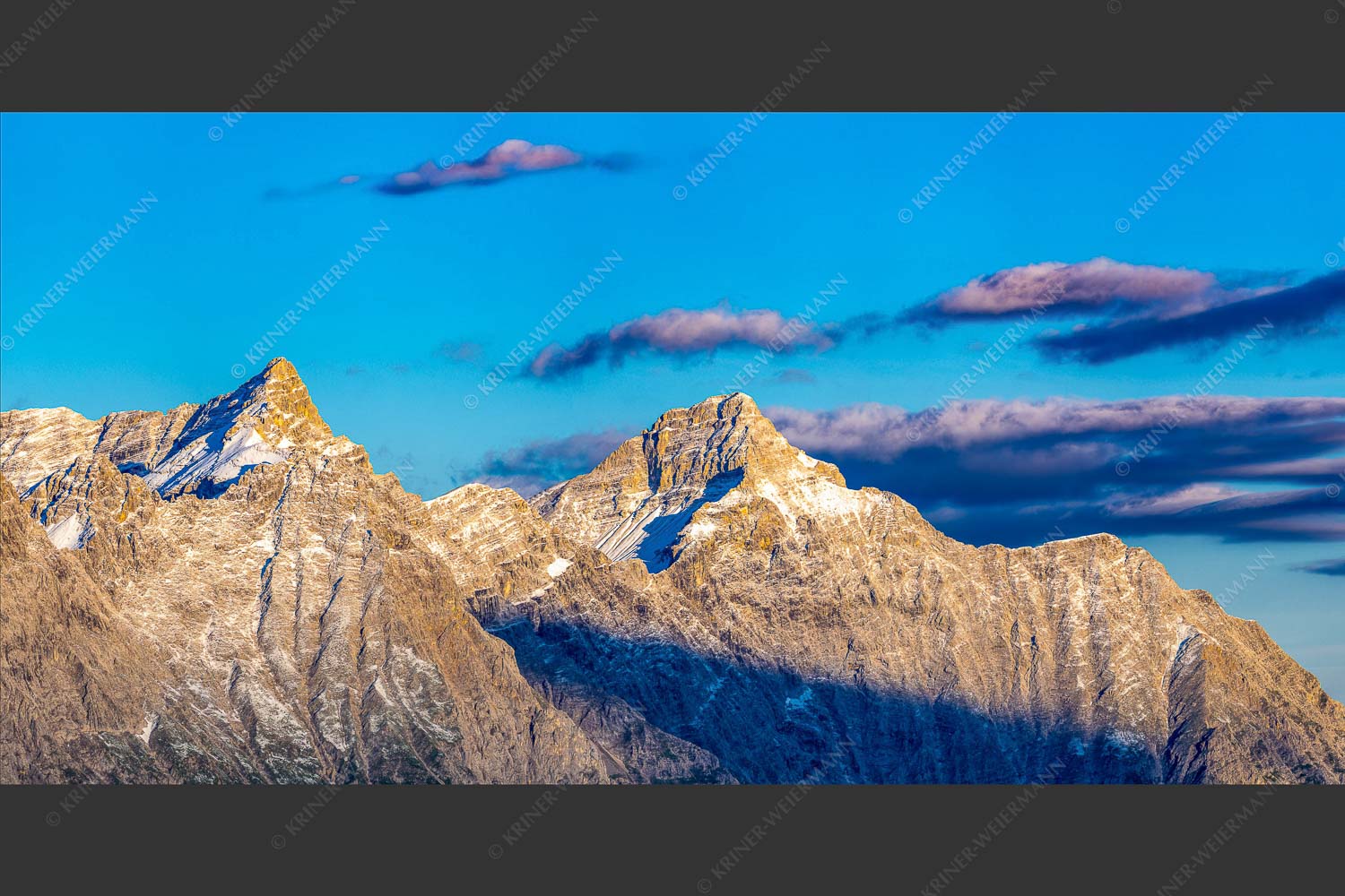 Kaltwasserkar-, und Birkkarspitze im Karwendel angezuckert Anfang August - Karwendelgrößen 2:1  -- Kaltwasserkarspitze und Birkkarspitze - mehr Infos bei www.Kriner-Weiermann.de