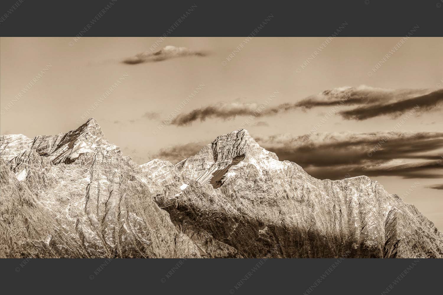 Kaltwasserkar-, und Birkkarspitze im Karwendel angezuckert Anfang August - Karwendelgrößen 2:1 sepia -- Kaltwasserkarspitze und Birkkarspitze - mehr Infos bei www.Kriner-Weiermann.de
