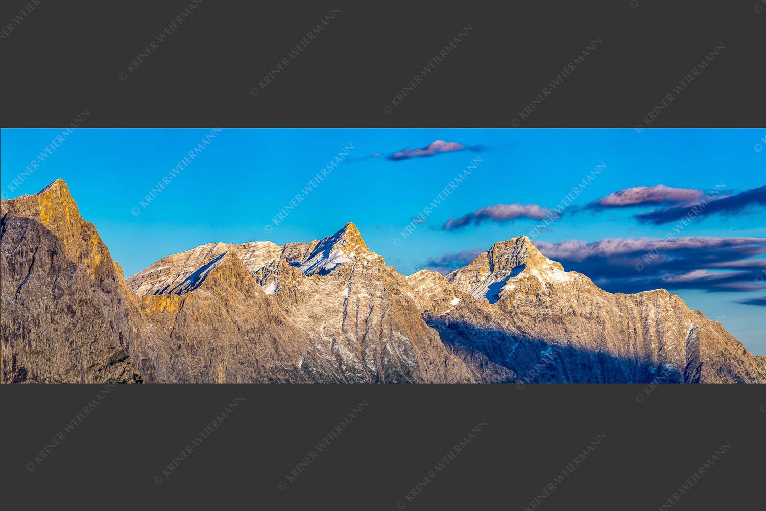 Kaltwasserkar-, und Birkkarspitze im Karwendel angezuckert Anfang August - Karwendelgrößen 3:1 -- Kaltwasserkarspitze und Birkkarspitze - mehr Infos bei www.Kriner-Weiermann.de
