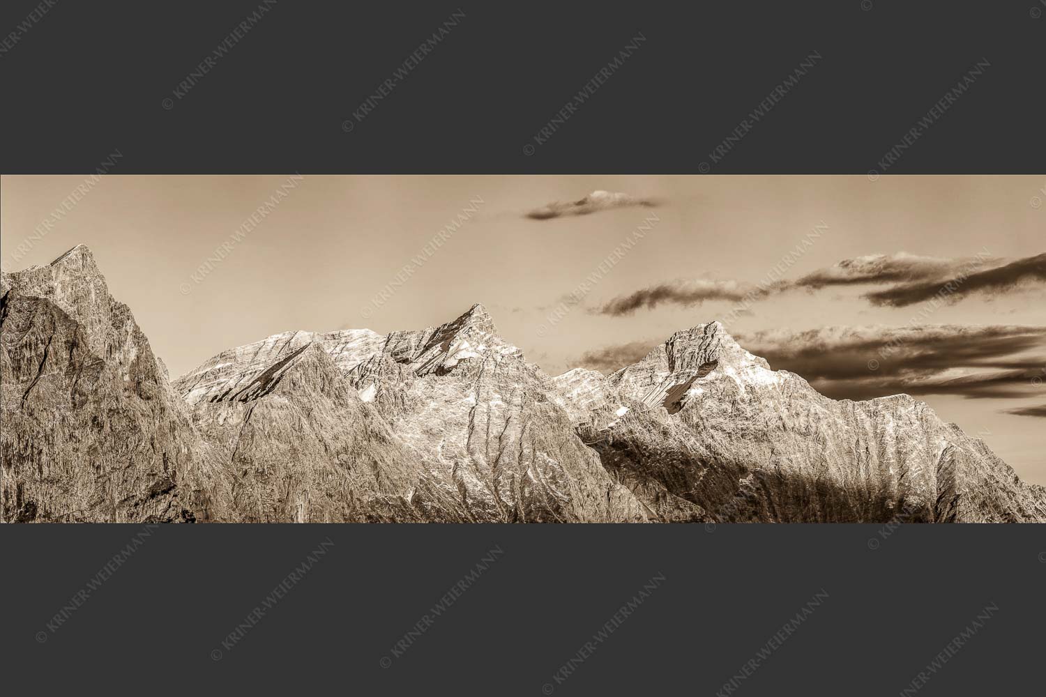 Kaltwasserkar-, und Birkkarspitze im Karwendel angezuckert Anfang August - Karwendelgrößen 3:1 sepia -- Kaltwasserkarspitze und Birkkarspitze - mehr Infos bei www.Kriner-Weiermann.de