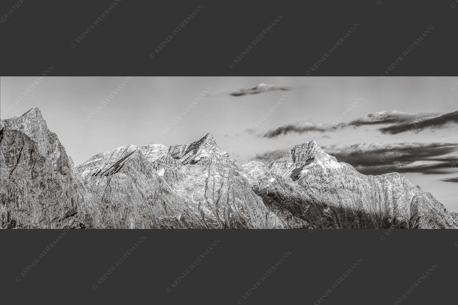 Kaltwasserkar-, und Birkkarspitze im Karwendel angezuckert Anfang August - Karwendelgrößen 3:1 sw -- Kaltwasserkarspitze und Birkkarspitze - mehr Infos bei www.Kriner-Weiermann.de