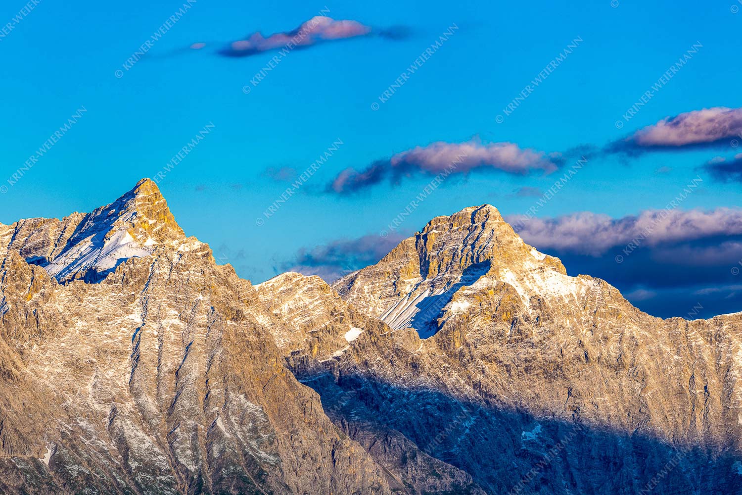 Kaltwasserkar-, und Birkkarspitze im Karwendel angezuckert Anfang August - Karwendelgrößen 3:2  -- Kaltwasserkarspitze und Birkkarspitze - mehr Infos bei www.Kriner-Weiermann.de