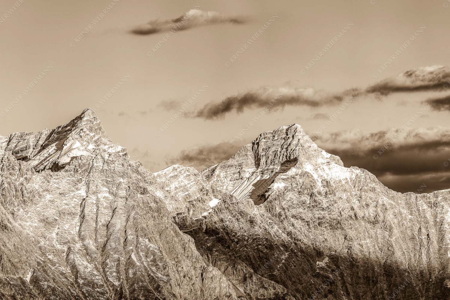 Kaltwasserkar-, und Birkkarspitze im Karwendel angezuckert Anfang August - Karwendelgrößen 3:2 sepia -- Kaltwasserkarspitze und Birkkarspitze - mehr Infos bei www.Kriner-Weiermann.de