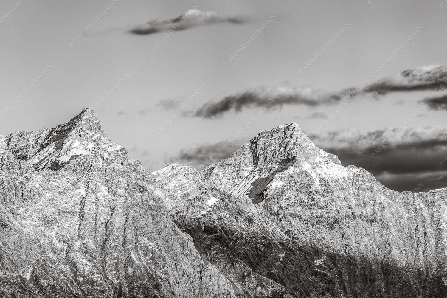 Kaltwasserkar-, und Birkkarspitze im Karwendel angezuckert Anfang August - Karwendelgrößen 3:2 sw -- Kaltwasserkarspitze und Birkkarspitze - mehr Infos bei www.Kriner-Weiermann.de