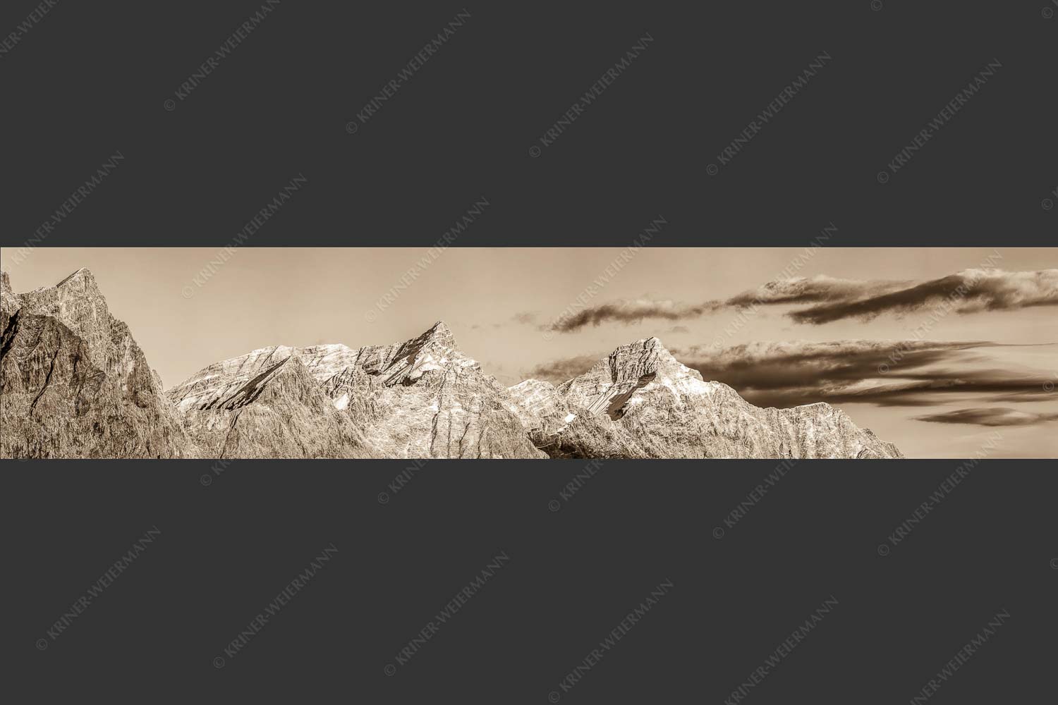 Kaltwasserkar-, und Birkkarspitze im Karwendel angezuckert Anfang August - Karwendelgrößen 5:1 sepia -- Kaltwasserkarspitze und Birkkarspitze - mehr Infos bei www.Kriner-Weiermann.de
