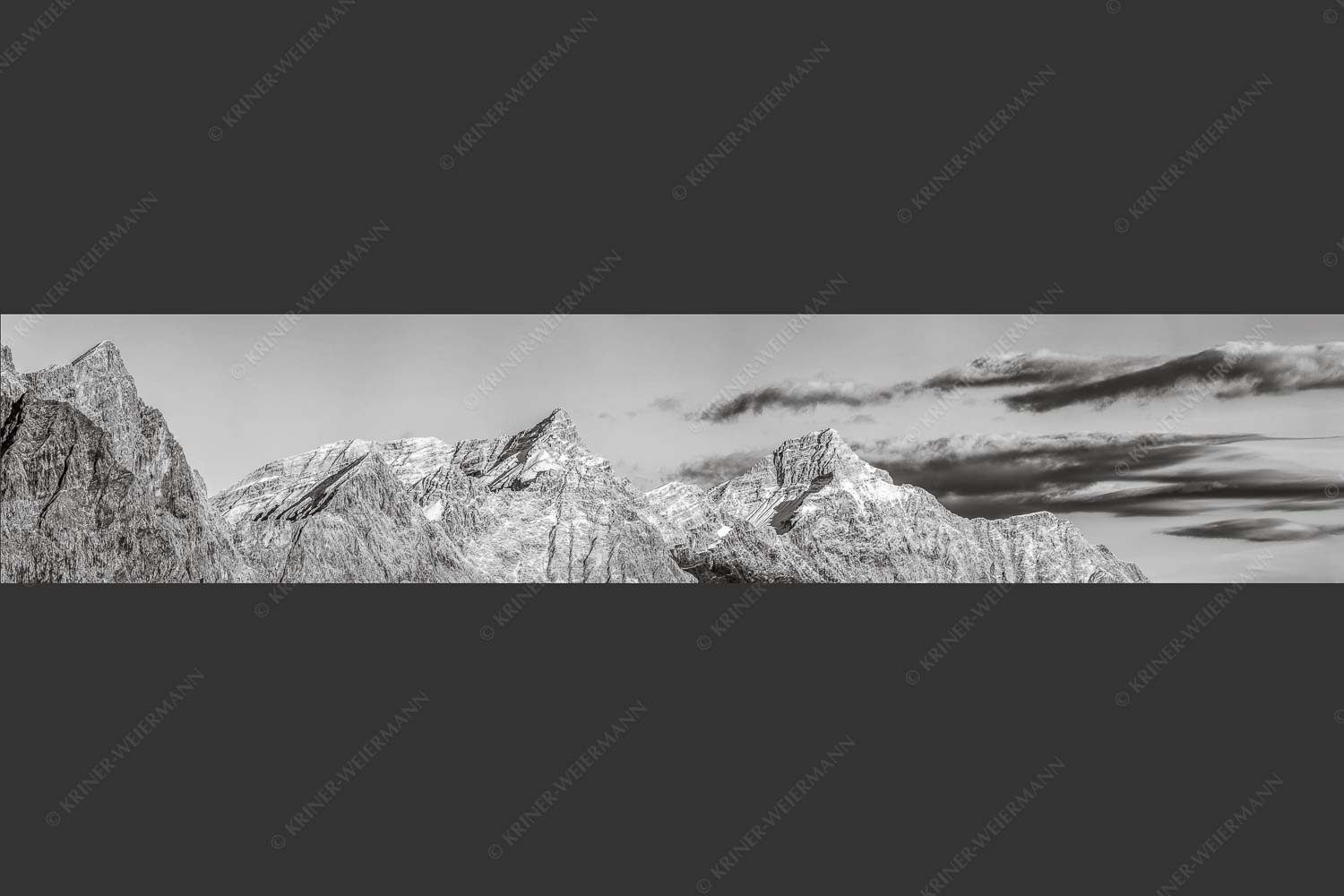 Kaltwasserkar-, und Birkkarspitze im Karwendel angezuckert Anfang August - Karwendelgrößen 5:1 sw -- Kaltwasserkarspitze und Birkkarspitze - mehr Infos bei www.Kriner-Weiermann.de