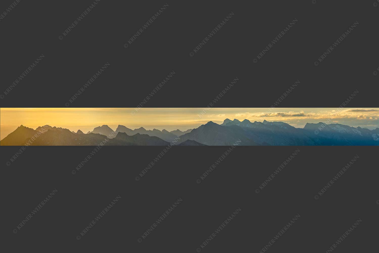 Blick auf das westliche Karwendel bei Sonnenaufgang - Karwendelseite 10:1 -- Karwendelgipfel Sonnenaufgang - mehr Infos bei www.Kriner-Weiermann.de