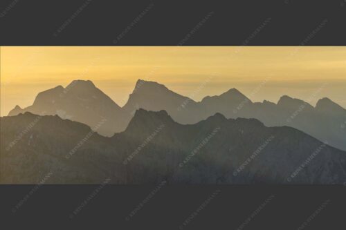 Blick auf das westliche Karwendel bei Sonnenaufgang - Karwendelseite 2,5:1  -- Karwendelgipfel Sonnenaufgang - mehr Infos bei www.Kriner-Weiermann.de