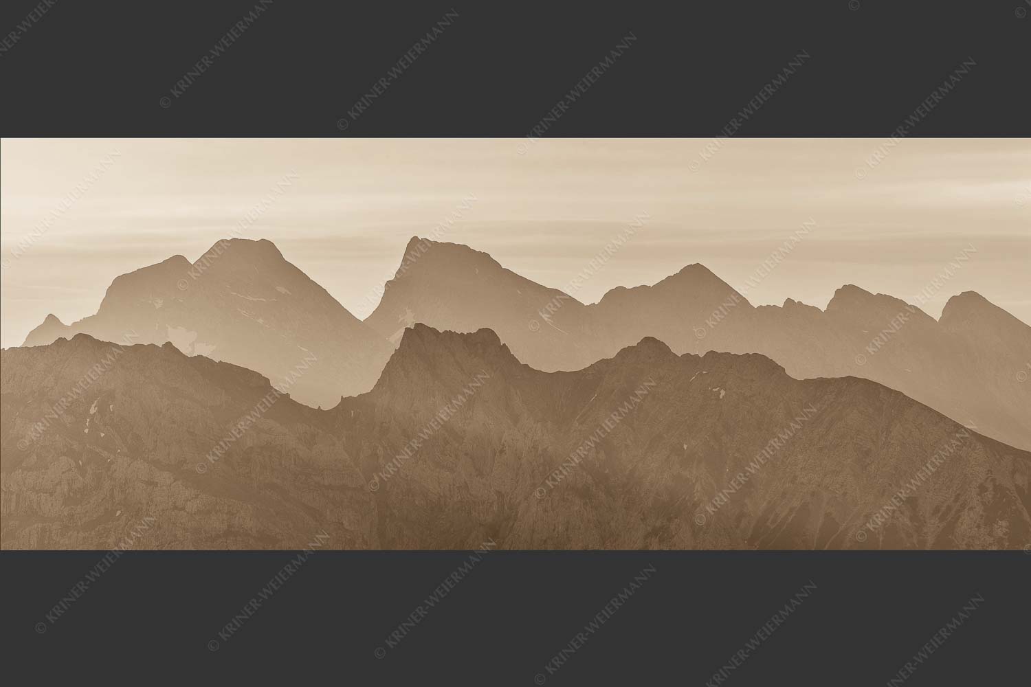 Blick auf das westliche Karwendel bei Sonnenaufgang - Karwendelseite 2,5:1 sepia -- Karwendelgipfel Sonnenaufgang - mehr Infos bei www.Kriner-Weiermann.de