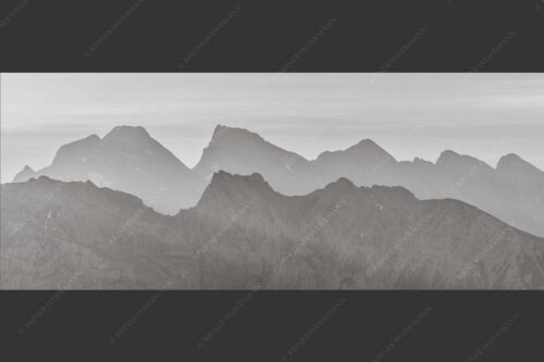 Blick auf das westliche Karwendel bei Sonnenaufgang - Karwendelseite 2,5:1 sw -- Karwendelgipfel Sonnenaufgang - mehr Infos bei www.Kriner-Weiermann.de