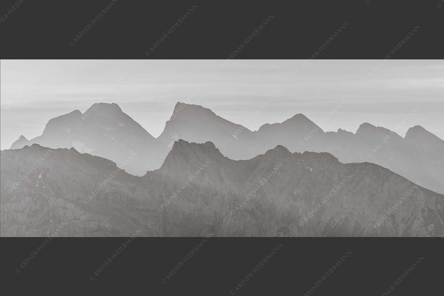 Blick auf das westliche Karwendel bei Sonnenaufgang - Karwendelseite 2,5:1 sw -- Karwendelgipfel Sonnenaufgang - mehr Infos bei www.Kriner-Weiermann.de