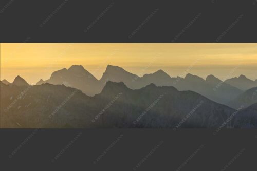 Blick auf das westliche Karwendel bei Sonnenaufgang - Karwendelseite 3:1  -- Karwendelgipfel Sonnenaufgang - mehr Infos bei www.Kriner-Weiermann.de