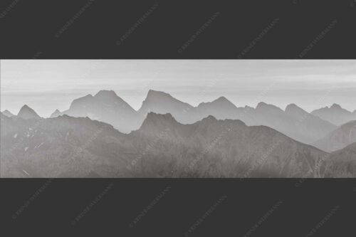 Blick auf das westliche Karwendel bei Sonnenaufgang - Karwendelseite 3:1 sw -- Karwendelgipfel Sonnenaufgang - mehr Infos bei www.Kriner-Weiermann.de