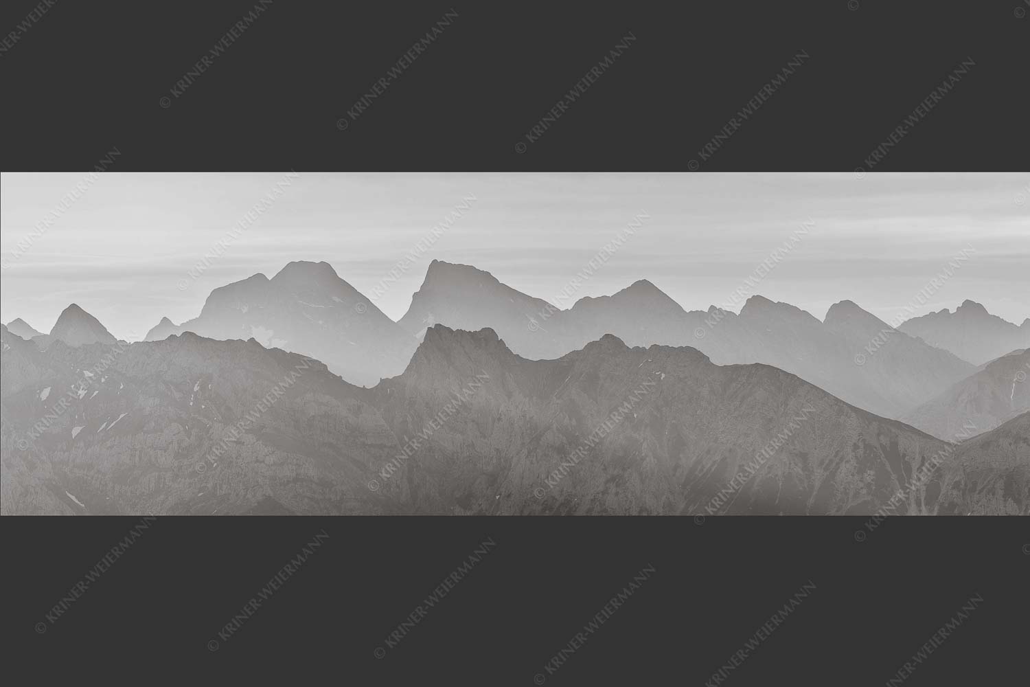 Blick auf das westliche Karwendel bei Sonnenaufgang - Karwendelseite 3:1 sw -- Karwendelgipfel Sonnenaufgang - mehr Infos bei www.Kriner-Weiermann.de