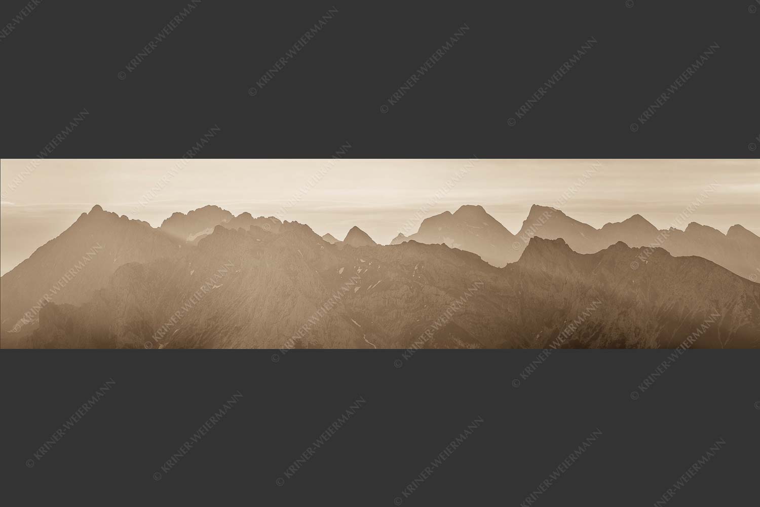 Blick auf das westliche Karwendel bei Sonnenaufgang - Karwendelseite 4:1 sepia -- Karwendelgipfel Sonnenaufgang - mehr Infos bei www.Kriner-Weiermann.de