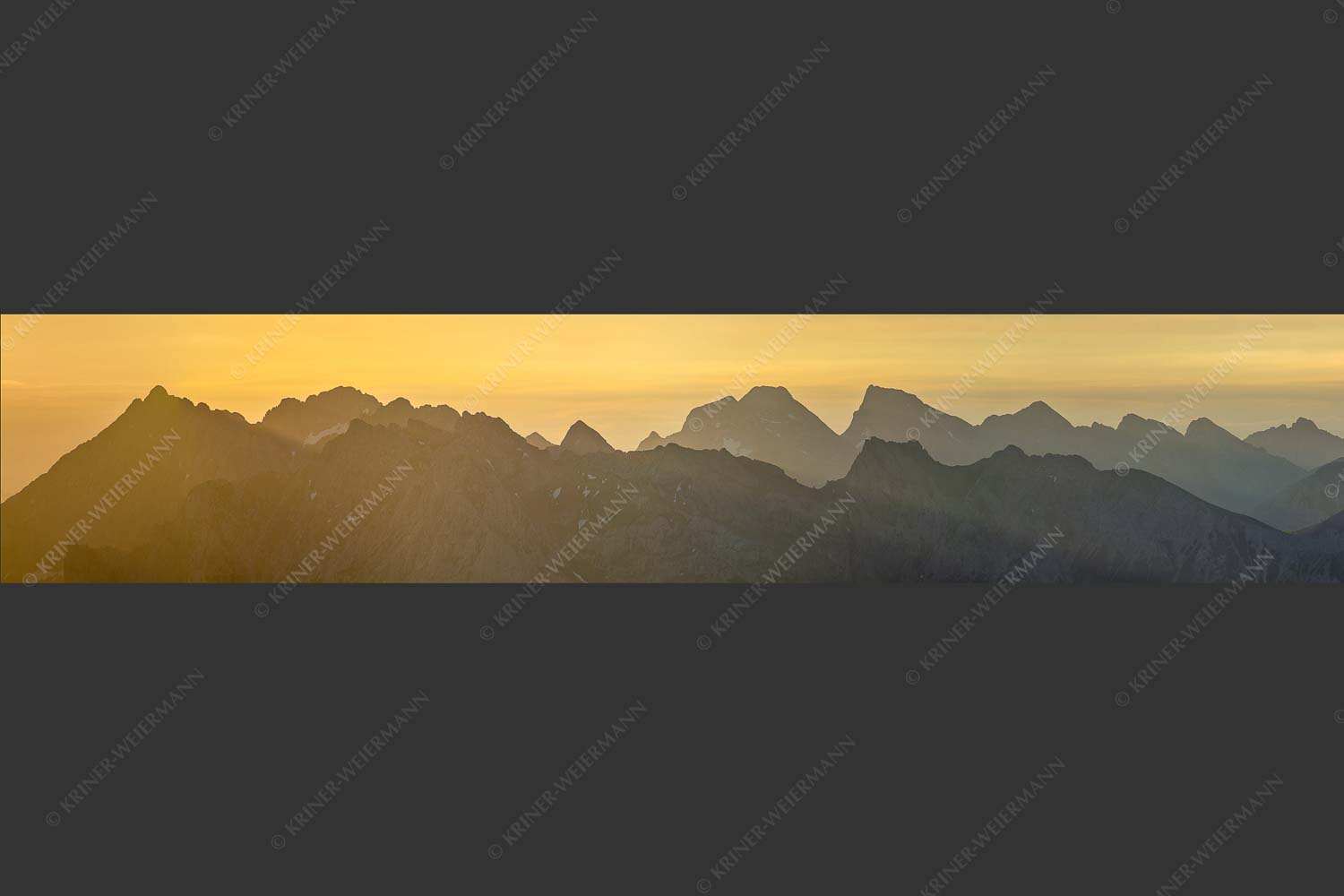 Blick auf das westliche Karwendel bei Sonnenaufgang - Karwendelseite 5:1 -- Karwendelgipfel Sonnenaufgang - mehr Infos bei www.Kriner-Weiermann.de