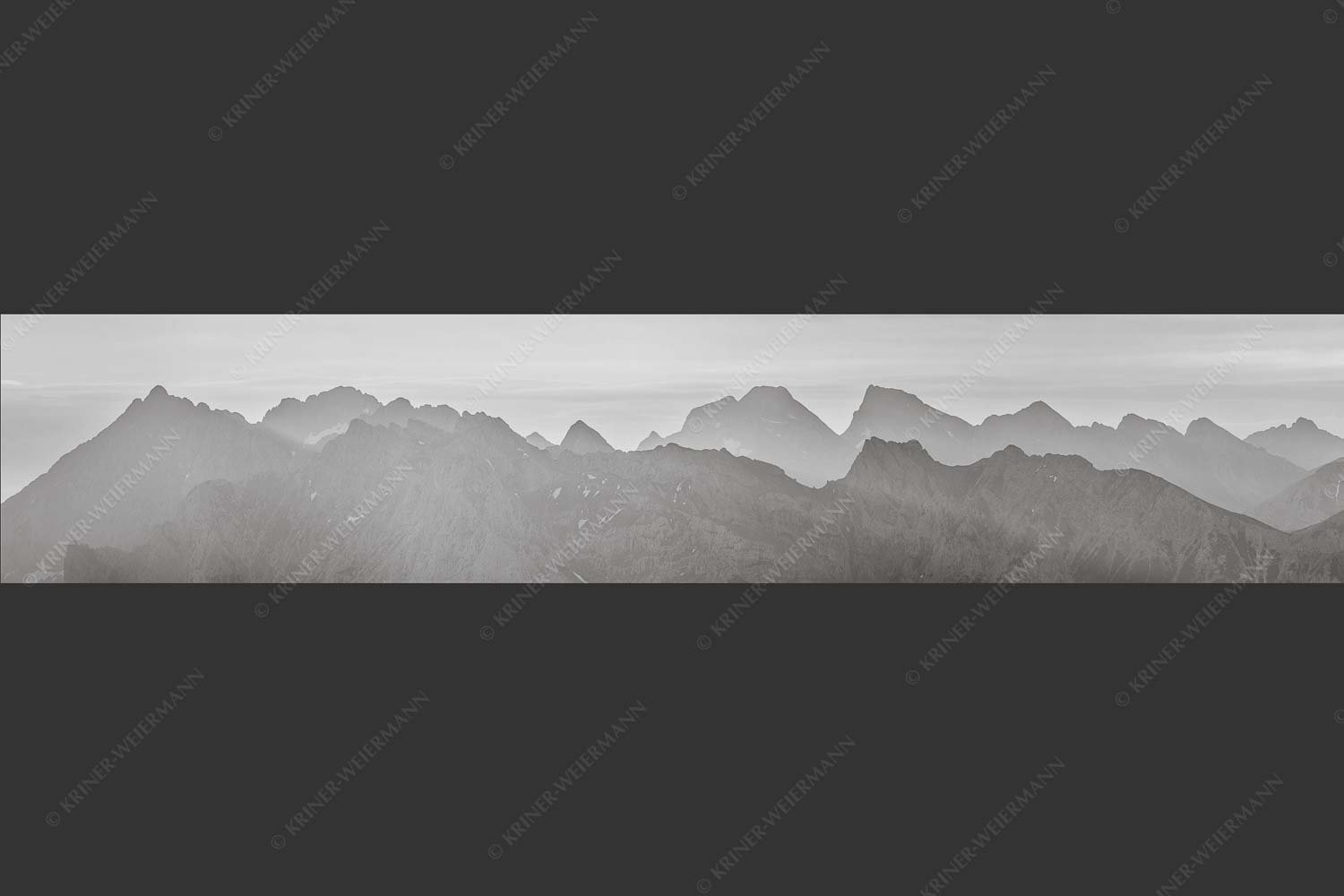 Blick auf das westliche Karwendel bei Sonnenaufgang - Karwendelseite 5:1 sw -- Karwendelgipfel Sonnenaufgang - mehr Infos bei www.Kriner-Weiermann.de
