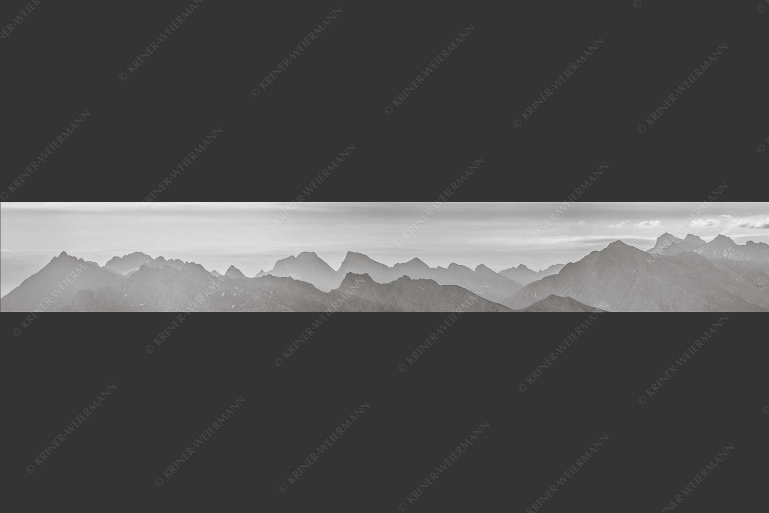 Blick auf das westliche Karwendel bei Sonnenaufgang - Karwendelseite 7:1 sw -- Karwendelgipfel Sonnenaufgang - mehr Infos bei www.Kriner-Weiermann.de