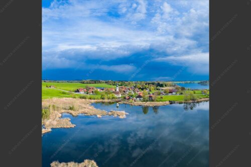 Blick über die Ortschaft Froschhausen mit Froschhauser See und Riegsee - Klein aber oho 1:1  -- Froschhausen - mehr Infos bei www.Kriner-Weiermann.de