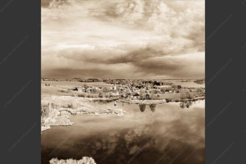 Blick über die Ortschaft Froschhausen mit Froschhauser See und Riegsee - Klein aber oho 1:1 sepia -- Froschhausen - mehr Infos bei www.Kriner-Weiermann.de
