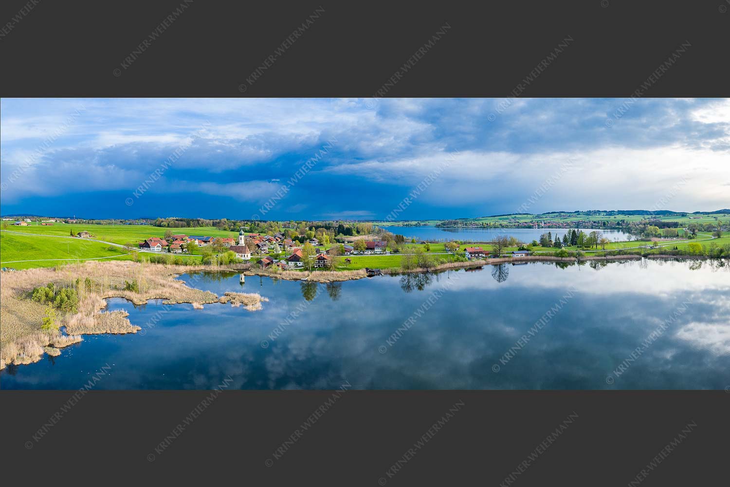 Blick über die Ortschaft Froschhausen mit Froschhauser See und Riegsee - Klein aber oho 2,5:1 -- Froschhausen - mehr Infos bei www.Kriner-Weiermann.de