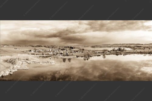 Blick über die Ortschaft Froschhausen mit Froschhauser See und Riegsee - Klein aber oho 2,5:1 sepia -- Froschhausen - mehr Infos bei www.Kriner-Weiermann.de