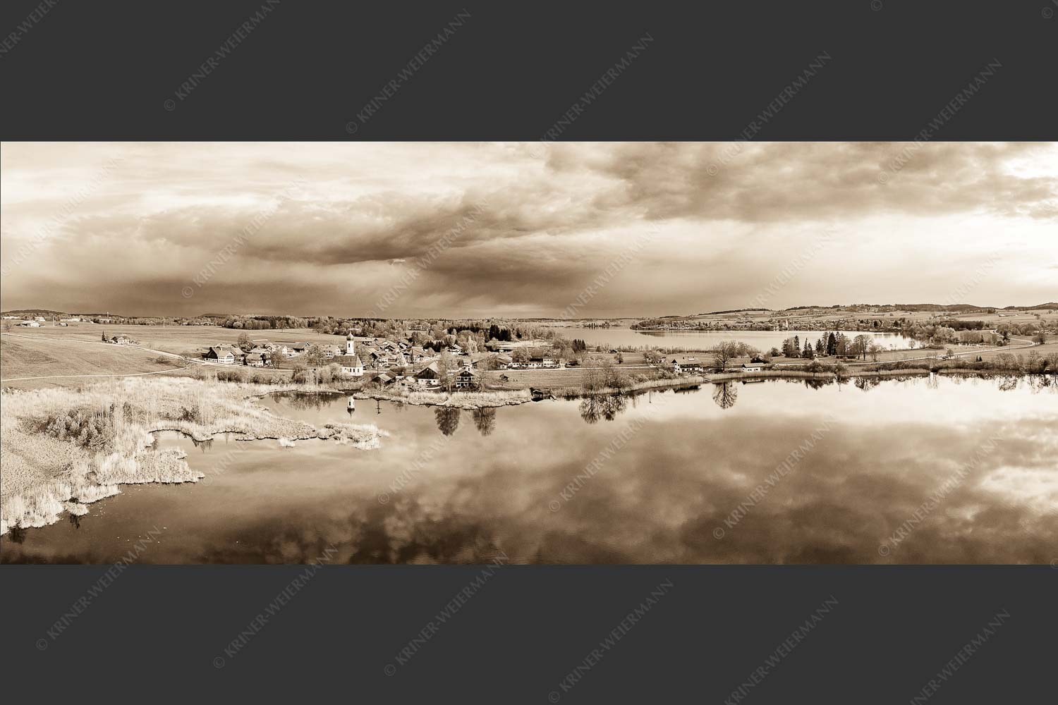 Blick über die Ortschaft Froschhausen mit Froschhauser See und Riegsee - Klein aber oho 2,5:1 sepia -- Froschhausen - mehr Infos bei www.Kriner-Weiermann.de
