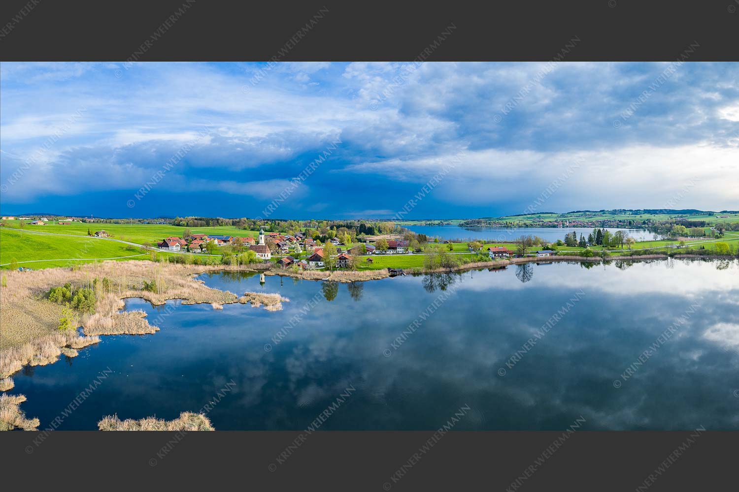 Blick über die Ortschaft Froschhausen mit Froschhauser See und Riegsee - Klein aber oho 2:1 -- Froschhausen - mehr Infos bei www.Kriner-Weiermann.de