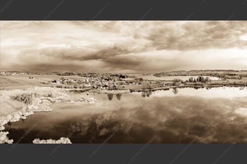 Blick über die Ortschaft Froschhausen mit Froschhauser See und Riegsee - Klein aber oho 2:1 sepia -- Froschhausen - mehr Infos bei www.Kriner-Weiermann.de