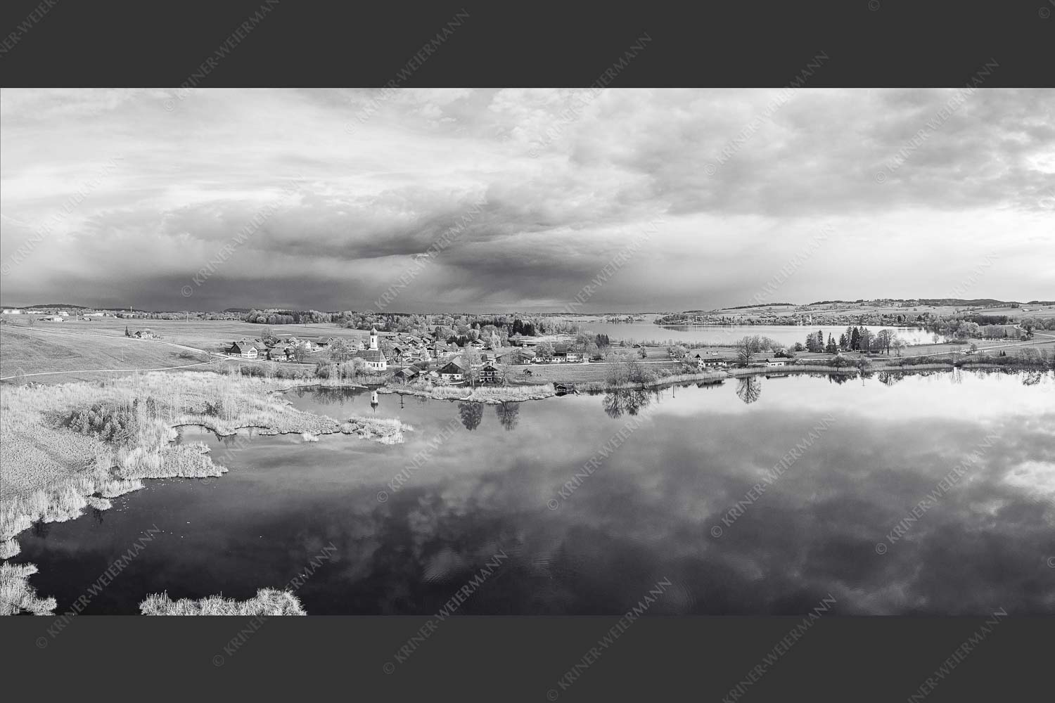 Blick über die Ortschaft Froschhausen mit Froschhauser See und Riegsee - Klein aber oho 2:1 sw -- Froschhausen - mehr Infos bei www.Kriner-Weiermann.de