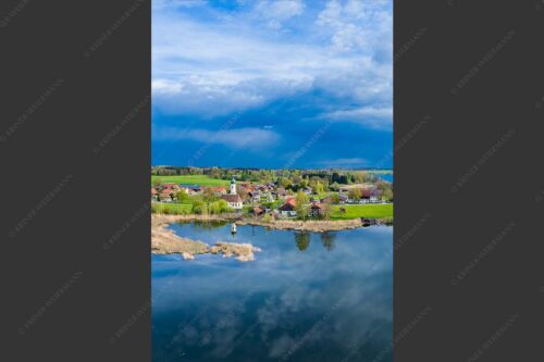 Blick über die Ortschaft Froschhausen mit Froschhauser See und Riegsee - Klein aber oho 2:3  -- Froschhausen - mehr Infos bei www.Kriner-Weiermann.de