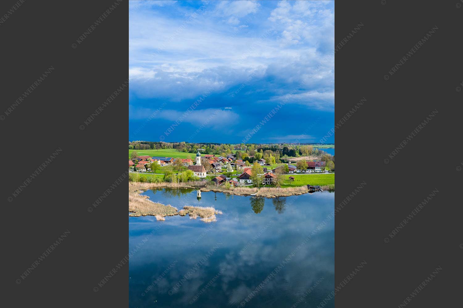 Blick über die Ortschaft Froschhausen mit Froschhauser See und Riegsee - Klein aber oho 2:3 -- Froschhausen - mehr Infos bei www.Kriner-Weiermann.de