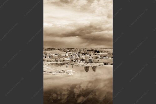 Blick über die Ortschaft Froschhausen mit Froschhauser See und Riegsee - Klein aber oho 2:3 sepia -- Froschhausen - mehr Infos bei www.Kriner-Weiermann.de