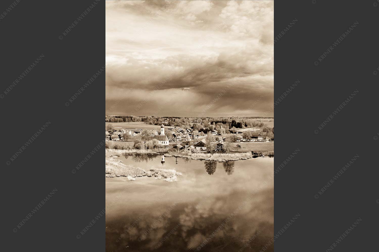 Blick über die Ortschaft Froschhausen mit Froschhauser See und Riegsee - Klein aber oho 2:3 sepia -- Froschhausen - mehr Infos bei www.Kriner-Weiermann.de