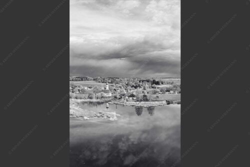 Blick über die Ortschaft Froschhausen mit Froschhauser See und Riegsee - Klein aber oho 2:3 sw -- Froschhausen - mehr Infos bei www.Kriner-Weiermann.de