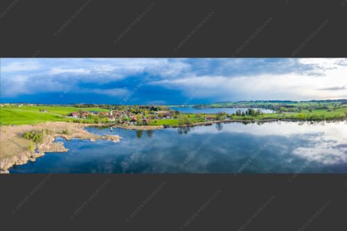Blick über die Ortschaft Froschhausen mit Froschhauser See und Riegsee - Klein aber oho 3:1  -- Froschhausen - mehr Infos bei www.Kriner-Weiermann.de