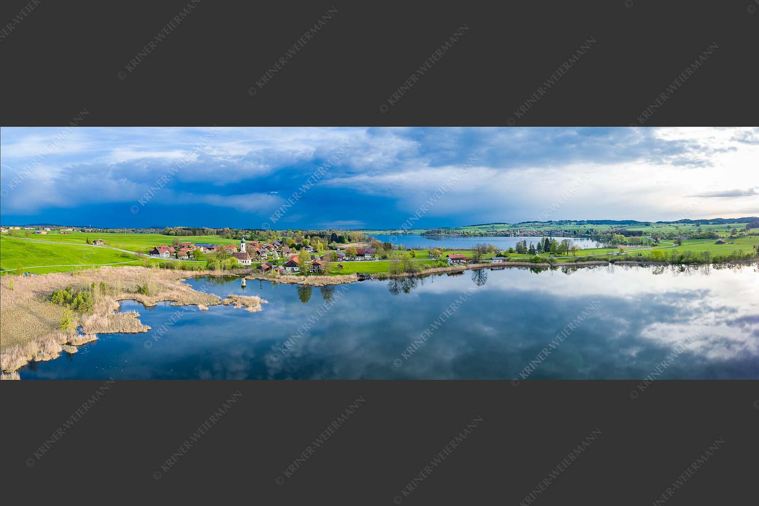 Blick über die Ortschaft Froschhausen mit Froschhauser See und Riegsee - Klein aber oho 3:1 -- Froschhausen - mehr Infos bei www.Kriner-Weiermann.de