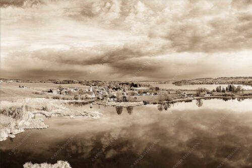 Blick über die Ortschaft Froschhausen mit Froschhauser See und Riegsee - Klein aber oho 3:1 sepia -- Froschhausen - mehr Infos bei www.Kriner-Weiermann.de